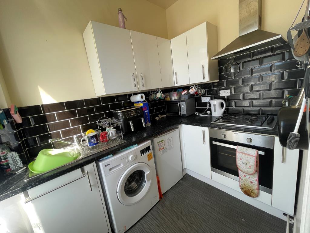 Lot: 71 - WELL PRESENTED ONE-BEDROOM FLAT FOR INVESTMENT - Kitchen with fitted units and tiles walls